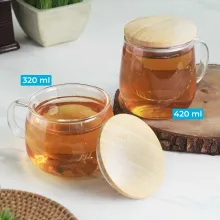 One Two Cups Cangkir Teh Saringan Kaca Tahan Panas Infuser Mug - C225 menghadirkan pengalaman minum teh yang lebih elegan dan praktis dengan desain estetik dan fungsional. Terbuat dari kaca borosilikat tahan panas yang kuat, cangkir ini dilengkapi infuser kaca untuk ekstraksi optimal teh, buah, atau rempah tanpa ampas mengganggu.